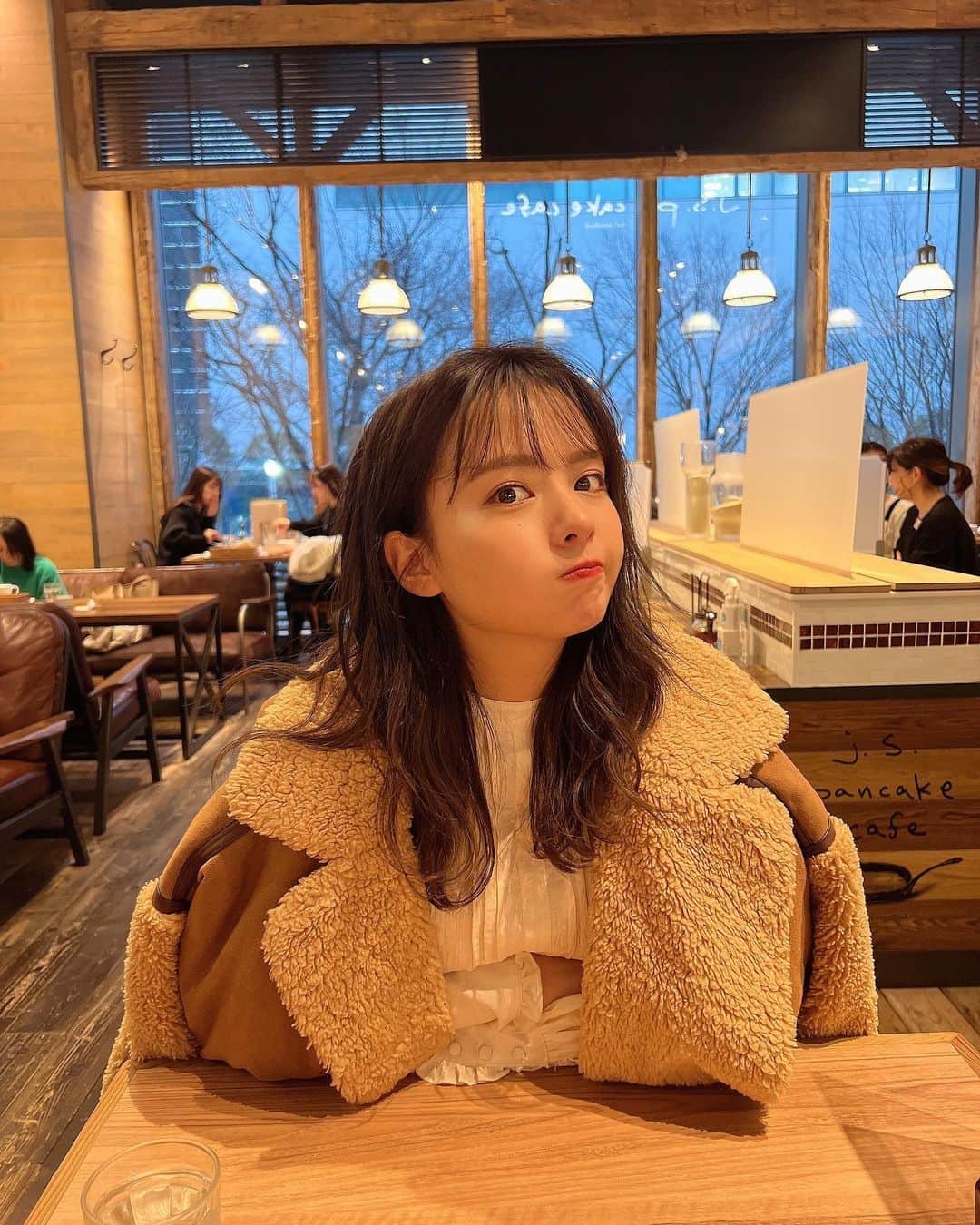 のインスタグラム：「可愛いって最高ってほんとによく思う🥹！！ わたしはきっとずっとアイドルがすき☺️！！  可愛くてありがとうって思うし、可愛いって尊いって思うし、もうキラキラした20代の子たちには勝てないけれど、そのときにしか出せないもので自分が素敵だって思えるように過ごせたら最高だな〜と思う今日このごろです☺️！！」