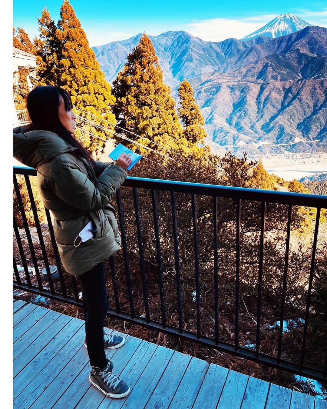 蜷川みほさんのインスタグラム写真 - (蜷川みほInstagram)「身延山の美しい山頂でスケッチをして来ました🖼🏔✨  #身延山 #身延山奥之院 #スケッチ #聖域 #山梨」1月14日 21時30分 - ninagawa_miho