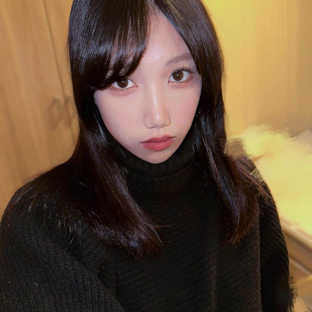 原田まゆのインスタグラム：「. オールブラック🖤🖤 最近カラコンもやめてしまった三白眼になりたくて。。。 #オールブラック#自撮り #일본 #좋아요#좋아요#셀카」