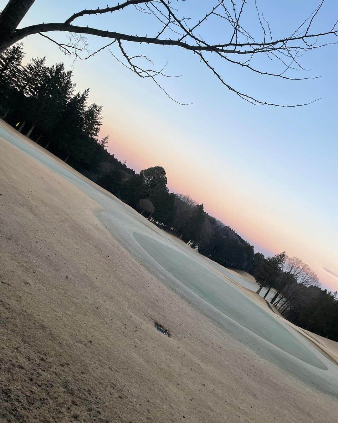 田代将太郎さんのインスタグラム写真 - (田代将太郎Instagram)「会社の仲間とゴルフ⛳️ 最近はグリーン周り凍ってて止まりません。スーパーボールみたい。 そんな中ハーフベスト38でました🫰🏻 嬉しかった〜 みなさんもゴルフ一緒にぜひ🙇🏻‍♂️ スコア関係ないです楽しければokですよね⛳️ 自然の中にいるのは幸せなものです #golf #ゴルフ　 初ゴルフのスコアは183」1月14日 21時59分 - shotaro_tashiro