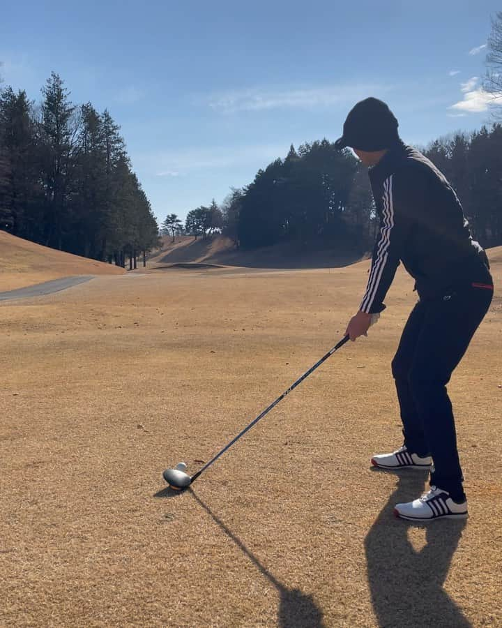 田代将太郎のインスタグラム：「会社の仲間とゴルフ⛳️ 最近はグリーン周り凍ってて止まりません。スーパーボールみたい。 そんな中ハーフベスト38でました🫰🏻 嬉しかった〜 みなさんもゴルフ一緒にぜひ🙇🏻‍♂️ スコア関係ないです楽しければokですよね⛳️ 自然の中にいるのは幸せなものです #golf #ゴルフ　 初ゴルフのスコアは183」