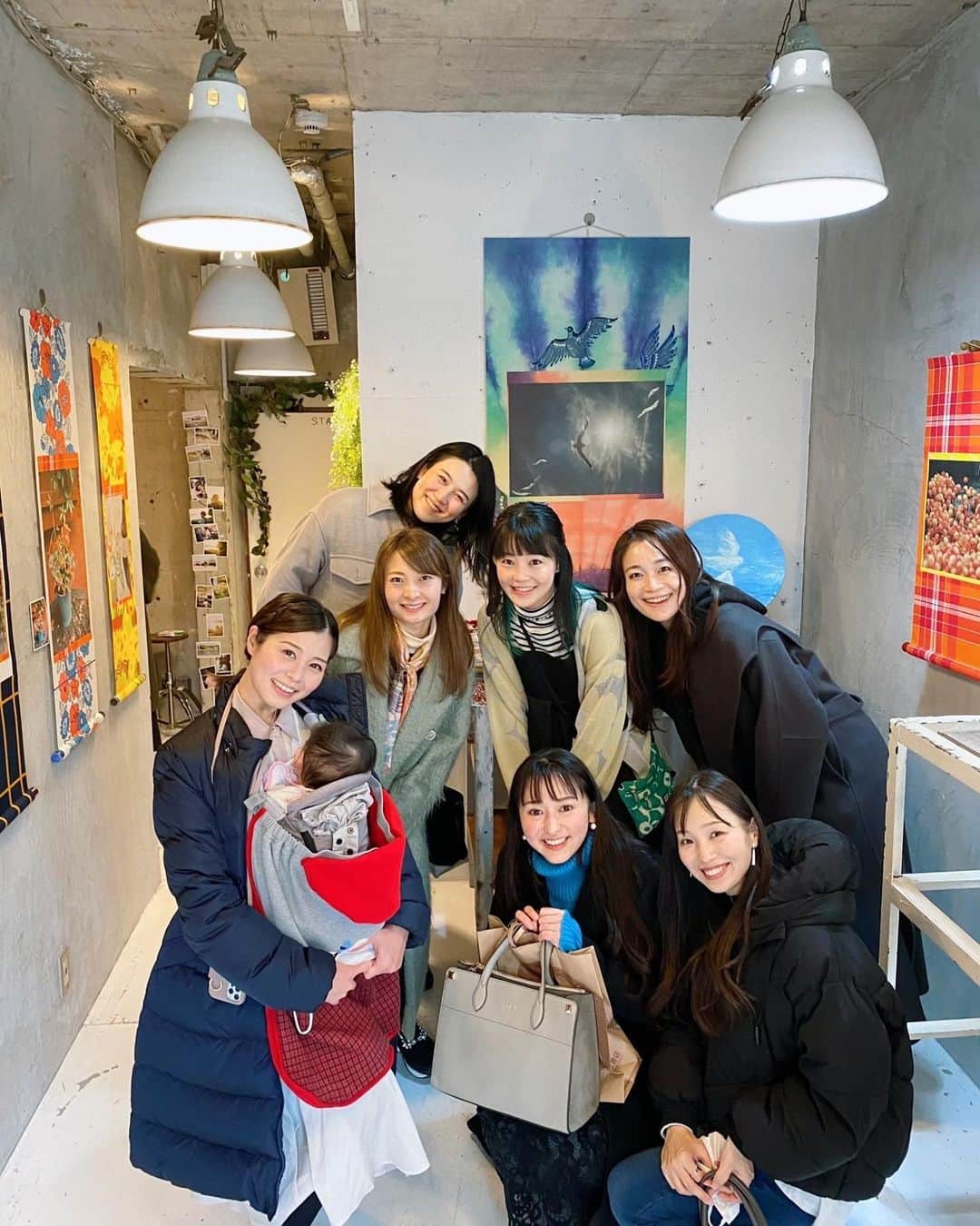 天舞音さらのインスタグラム：「昨日はかりんちゃんの個展に行ってきたよ〜😆😆  いつも新しい事にチャレンジしているかりんちゃん💕 本当に尊敬するし、かりんちゃんの行動力や創造性にいつも刺激を受ける🥹✨  今回は掛け軸の展示に加えて油絵も! 色使いがとっても素敵で、お部屋に欲しくなってしまった☺️☺️  明日まで新宿で個展をやってるので、お時間ある方は是非😊  久々に同期とも会えてとっても楽しい1日でした❤️  #art #個展#shikatakarin  @karinkamera」