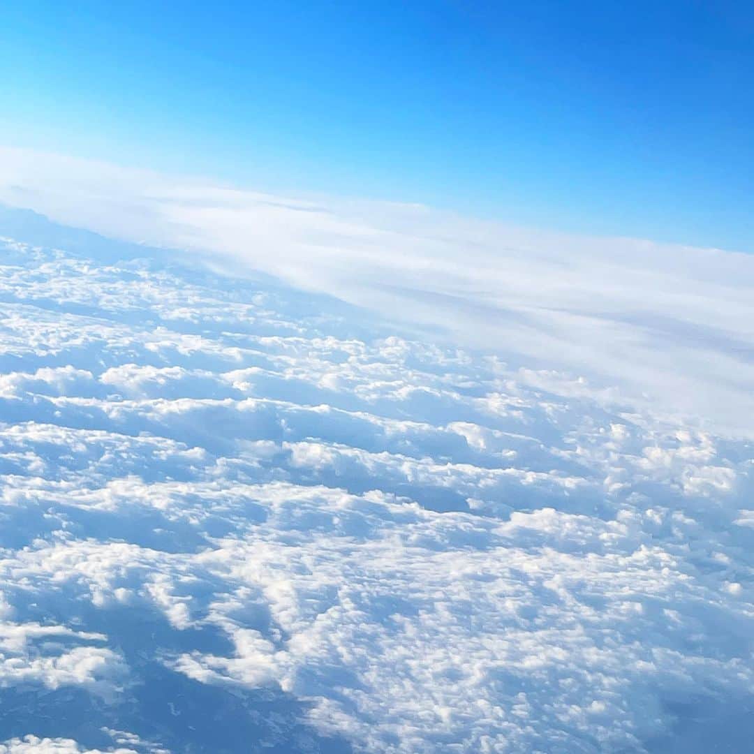 百合香（yurika）さんのインスタグラム写真 - (百合香（yurika）Instagram)「家族で北海道に行ってきました✈️ 人生、2回目の飛行機で初の北海道☃️ 景色が美しすぎて永遠と眺めてました…  雲の間から太陽の光が海に向かって差し込んでるのがすごく美しくて、あの光の下に行ってみたいな…とか他にも沢山の景色をみて、色々な感情が溢れてきました  魚もお肉もハンバーガーもおいしくてグルメ最高でした🐟  北海道はでっかいどうでした🌎 載せる写真無くなっちゃうからちょこちょこ載せとくね📸  #北海道 #家族みんなで #海 #海の幸」1月14日 22時05分 - _yurika_violin