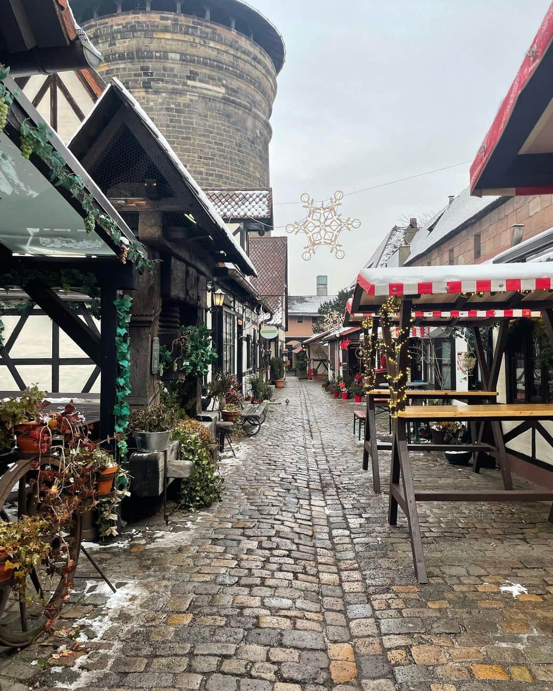 藤白りりのインスタグラム：「Rothenburg   受験生の皆さん、1日目共通テスト本当にお疲れ様です！✨ 実は実は私も今日、受験生のみんなと一緒だなーと思いつつ、1年に1回のとある検定を受けていました！(1級難しかった、、また動画あげます😭)  1日目の結果はどうあれ、できることは明日全力を尽くすことなので、未来のために今できる最善を尽くしましょう〜！☺️💪🏻(自分に向けても言ってます🫣)  写真はドイツのローテンブルク🇩🇪 日中経由地として訪れましたが、とても可愛くて、どこをバックにしても映える街でした✨ 夜景もほんとに綺麗でした😭  #germany  #rothenburg  #おつかれさま  #明日も頑張ろう」