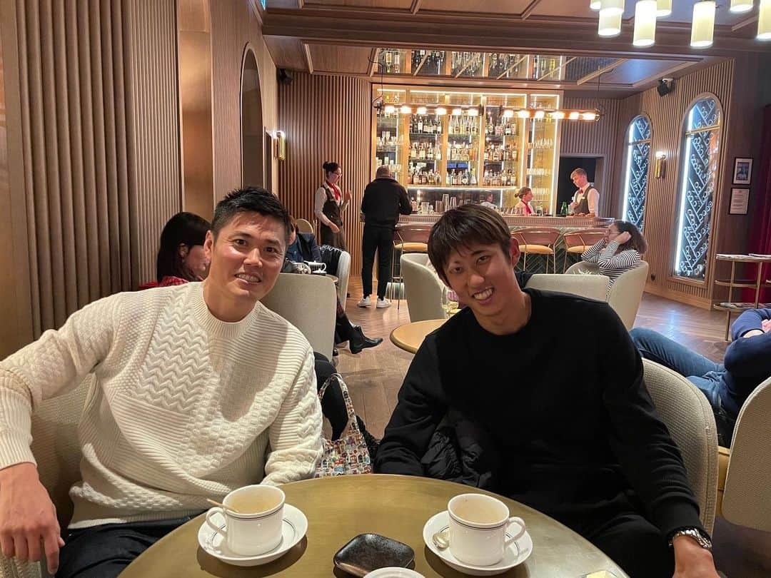 伊藤洋輝のインスタグラム：「念願のストラスブール🇫🇷 永嗣さんにも会えました！ @eijikawashima01  川島選手、写真撮影時だけ、 肩の装具外してます。 #ストラスブール」