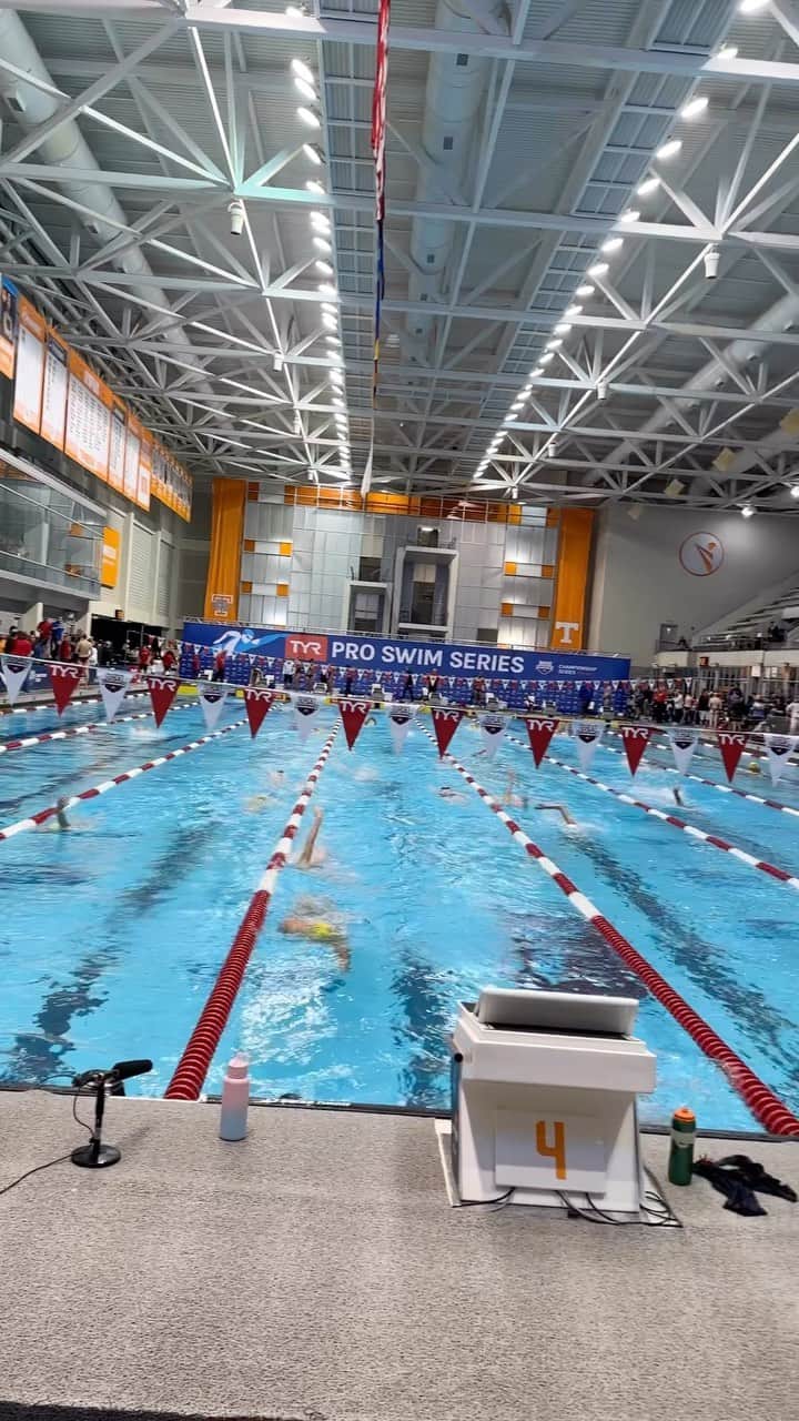 メリッサ・フランクリンのインスタグラム：「Loved having the opportunity to be in Knoxville for the Pro Swim Series and attend a wonderful evening as an ambassador for the USA Swimming Foundation. I will never not appreciate the power of being in a room where everyone is passionate about the same mission. It is such a gift to continue spreading awareness of the importance of swimming as a life saving skill.   The meet was hard to watch. I miss it. I miss it every day. I know I’m EXACTLY where I’m meant to be and I wouldn’t change my journey for the world. But it’s really hard having to leave something that was your LIFE, on what feels like not your own terms. There was so much more I wanted to do, so much more I felt I was capable of. But what I did get, what I was able to achieve, the people and places that will forever be a part of me because of it, I am eternally grateful for.   My mom offered to drive with me so I wouldn’t have to be alone, and getting this time with her brings me so much joy. An emotional weekend, but a powerful one, knowing we’re spreading the word of the Foundation’s mission of saving lives and building champions, in and out of the pool.   My time as Missy Franklin feels like another life, so when I have moments of someone still wanting a picture with me, or to come up and say hi, those moments mean the WORLD to me. So thank you, from the bottom of my heart, for reminding me that THAT Missy is still here💕」
