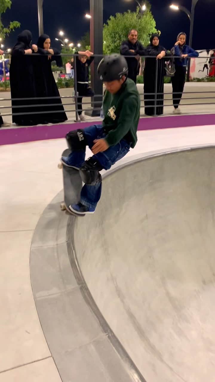 笹岡建介のインスタグラム：「It's the best time!😊  @dcshoes_japan @triforce_mgmt @dorcus_tbs  @stance_japan @triforce_k @skullcandyjapan @independenttrucks @rictawheels @187killerpads @triple8nyc  #dcshoesjapan #dcshoes #skullcandyjapan #bells #independenttrucks #triforce_k #hi_5 #dorcus_tbs #avex#6556skateboarding #showgekiskateboards #13mind #instagood #Thankyou#dubai #park #instagram #最高#fun」
