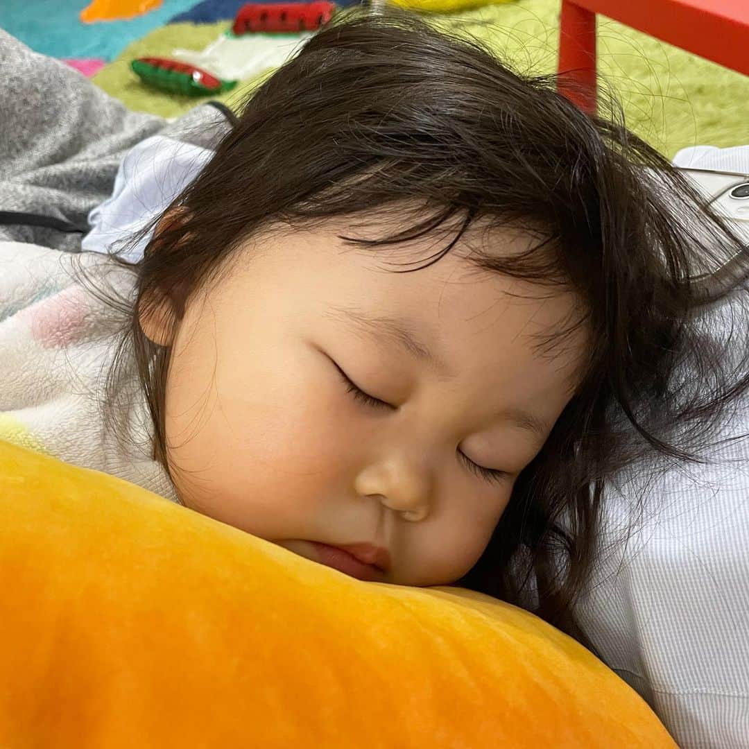 ぽるぽるちゃんさんのインスタグラム写真 - (ぽるぽるちゃんInstagram)「いつまでここで寝てくれるかな😶  #3歳女の子 #こどものいる暮らし #ぽる」1月14日 22時43分 - poruporuchan