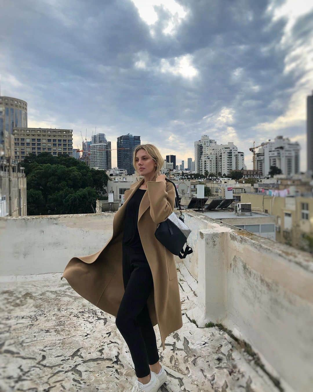 バール・パリーのインスタグラム：「Considering taking up parkour 🤔🏙️ (TLV rooftops 🙌)」