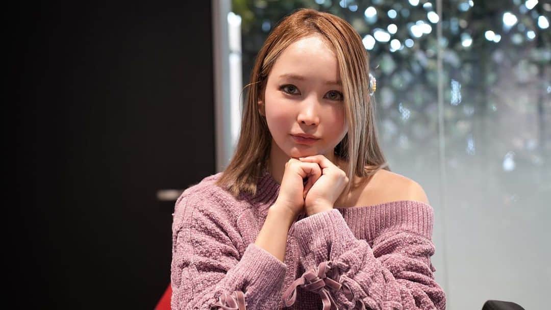 のインスタグラム：「ティグちゃん(息子)の為に一眼カメラ買ったのに、サラちゃん(元嫁)が可愛過ぎてサラちゃん撮るのにハマってしまった…😂」