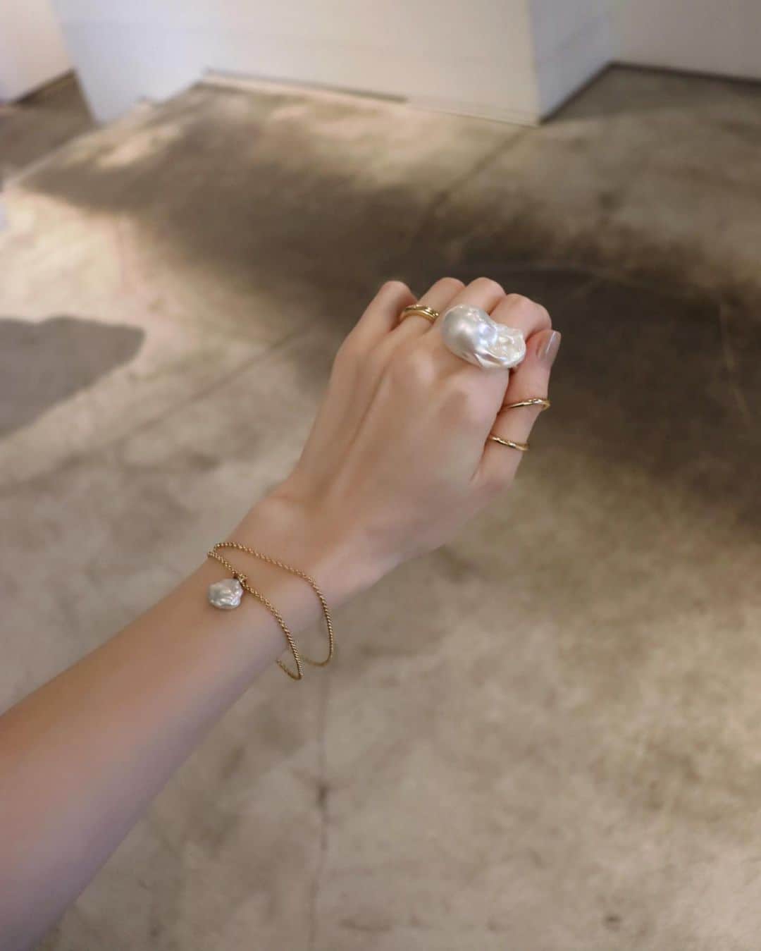 平木愛美のインスタグラム：「つけてるaccessory 先日、コラボアイテム以外のものも色々とご質問を頂いていたので…🫶  タグつけておきます〜！🏷   #mom #jewelry」