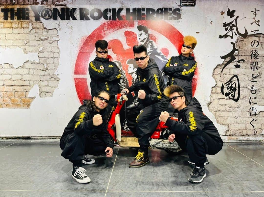 綾小路翔さんのインスタグラム写真 - (綾小路翔Instagram)「ニューアルバム『THE YⒶNK ROCK HERØES』発売記念撮影GIG「ぱそルンです〜氣志團ちゃんとお正月（明け）を写そう〜」in タワーレコード渋谷店、無事に閉幕。早朝から並んでくれた、全国のKISSESに心から愛羅武勇。ジャケ写に実際に使用されたパッソルに跨って"ぱそルンです"、みんなイカしてたぜ。  #氣志團 #ニューアルバム #THEYⒶNKROCKHERØES #発売記念撮影GIG #氣志團ちゃんとお正月明けを写そう #ぱそルンです #先輩からの理不尽な召集 #先輩の非合理な召集力 #shoshuriki  #タワーレコード渋谷店 #パッソル #PASSOL #ヤマハパッソル  #YAMAHAPASSOL #KISSES  #ポップアップストアは明日15日まで #一見の価値アリです」1月14日 23時03分 - showayanocozey