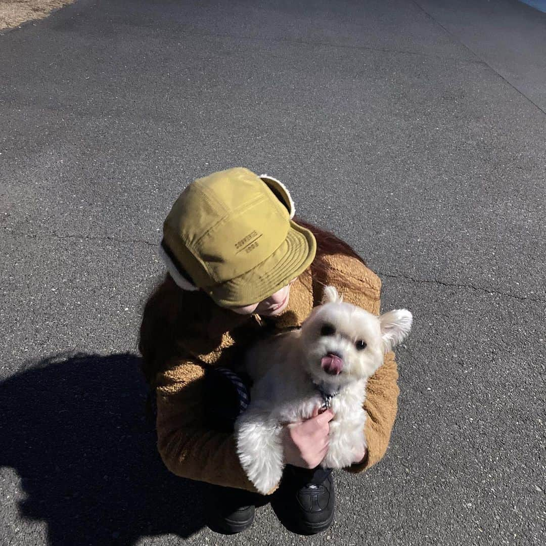 柏元萌華のインスタグラム：「🐶💗  冬のもこもこ帽子 地元帰るとボーイめな格好しがち👦」