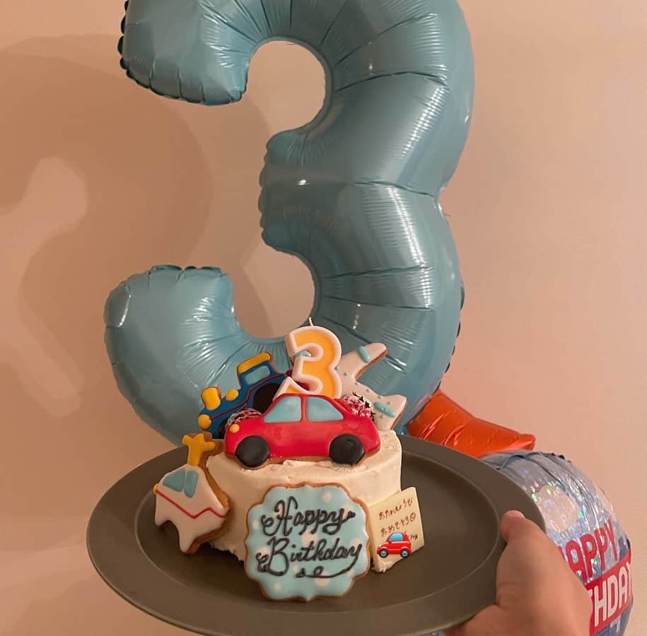 にわみきほのインスタグラム：「. 先日、3歳のお誕生日を迎えました🎂💙  もう3歳かぁ。まだ3歳かぁ。 誕生日前日はいろんな思い出が 走馬灯のように蘇ってきて母は涙腺破壊😂  こんなにも愛おしい存在に出会うことができて幸せだ  3年間、毎朝起きて今日はショーンは 何したら喜んでくれるかな〜っと考えて過ごしてきた毎日。 楽しい毎日をありがとう🌈  でも過ごしていくと想像以上に大変な子育て 小さな心配事の連続、、、 母として自信をなくしてしまうこともたくさんありました。  君のことを想うと 母ちゃんは、弱くもなるし、 最強に強くもなれる  春からは幼稚園、そしてお兄ちゃんになるね🥺 どんどん急スピードで成長する君を これからも追いかけて時には一緒に立ち止まったりして 君の新しい一歩を一番近くで そっと見守っていけたらいいなぁっと。  泣いちゃうときは家族みんなでハグしょうね！  素敵な一年を。おめでとう！💞  #3歳誕生日」