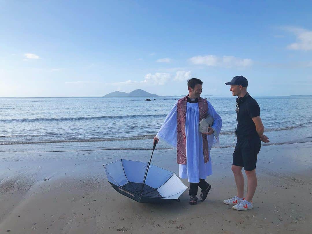 コリン・ドネルのインスタグラム：「It’s cold out here, warm up with us on the beach! Have you watched #Irreverent on @peacocktv or @netflixanz yet? Lemme know 👇」