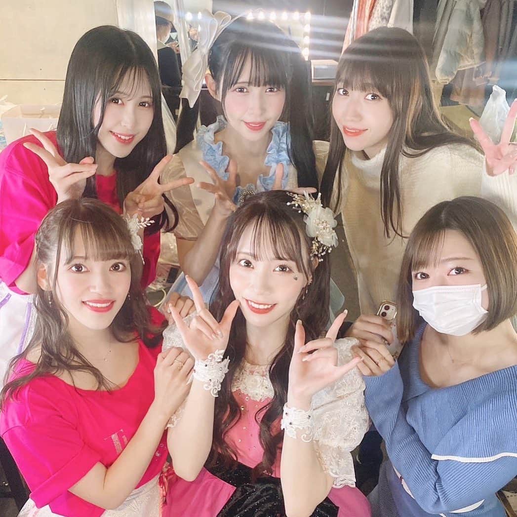 のインスタグラム：「大好きな空間☺️💓  幸乃ちゃん、いーちゃん、さきちゃん、まなちゃん、そして振付&ダンスの先生のかなみ先生と私💓  お気に入りの写真すぎるからインスタにも記念に🥰✨  泣けちゃうなぁ。安心するし、尊敬が沢山。ここの中に自分がいると、本来の自分でいることができます🥲それぞれが本当に凄くて、ひとりの人としてもお仕事の関係性としても、どれをとっても信頼の方たちです☺️  私はずっとこのメンバーの背中を追いかけてます。大好きです。」