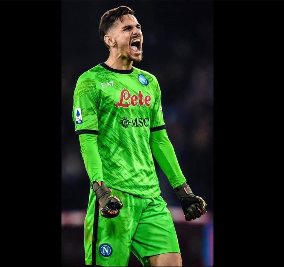 アレックス・メレットのインスタグラム：「Serata perfetta in un’atmosfera incredibile! 🔥💙⚽️ #forzanapolisempre」