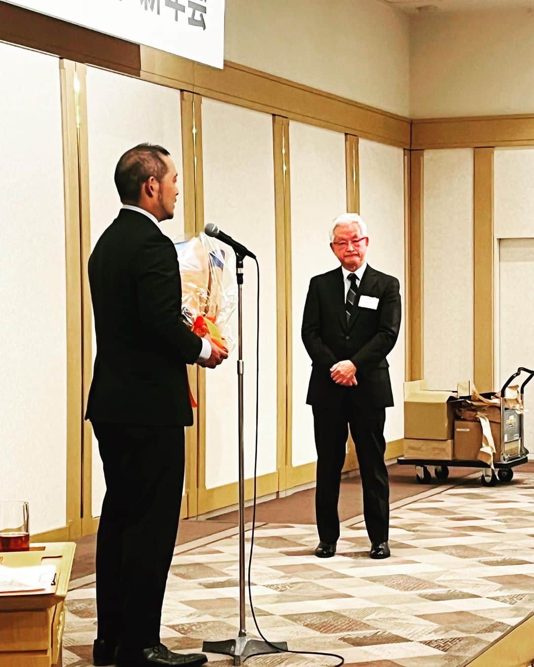 廣瀬純のインスタグラム：「法友野球倶楽部の新年会に出席させていただき山中正竹先輩にご挨拶をさせていただきました。  今年で会長を離任される、僕の恩師の山中OB会長に💐花束をお渡しに。  いつまでも僕の中には常に山中監督の教えがあります。  法政大学に入る時、お前は法政で活躍できるのかと聞いてくれた事  法政でレギュラーを取るきっかけを作ってくれた言葉  プロに入ってからもずっと気にかけてくれて厳しく言ってくれた事  悩んだ時も自分の事のように考え接してくれた事  引退を決めた時にかけてくれた言葉  山中先輩に褒められる事が何よりも嬉しかったです。  厳しい事も常に法政大学野球部の歴史を考えて僕に接していただけました。  感謝しかありません🙏  山中監督との抱擁は最高でした！  山中監督に出会えて感謝しかありません。ありがとうございました！  そして、9年間OB会長お疲れ様でした☺️  そしてこれからもご指導よろしくお願いします😊  大好きな師匠、山中正竹先輩❣️  #法友野球倶楽部 #山中正竹監督  #法政大学野球部  #法政大学野球部ob」