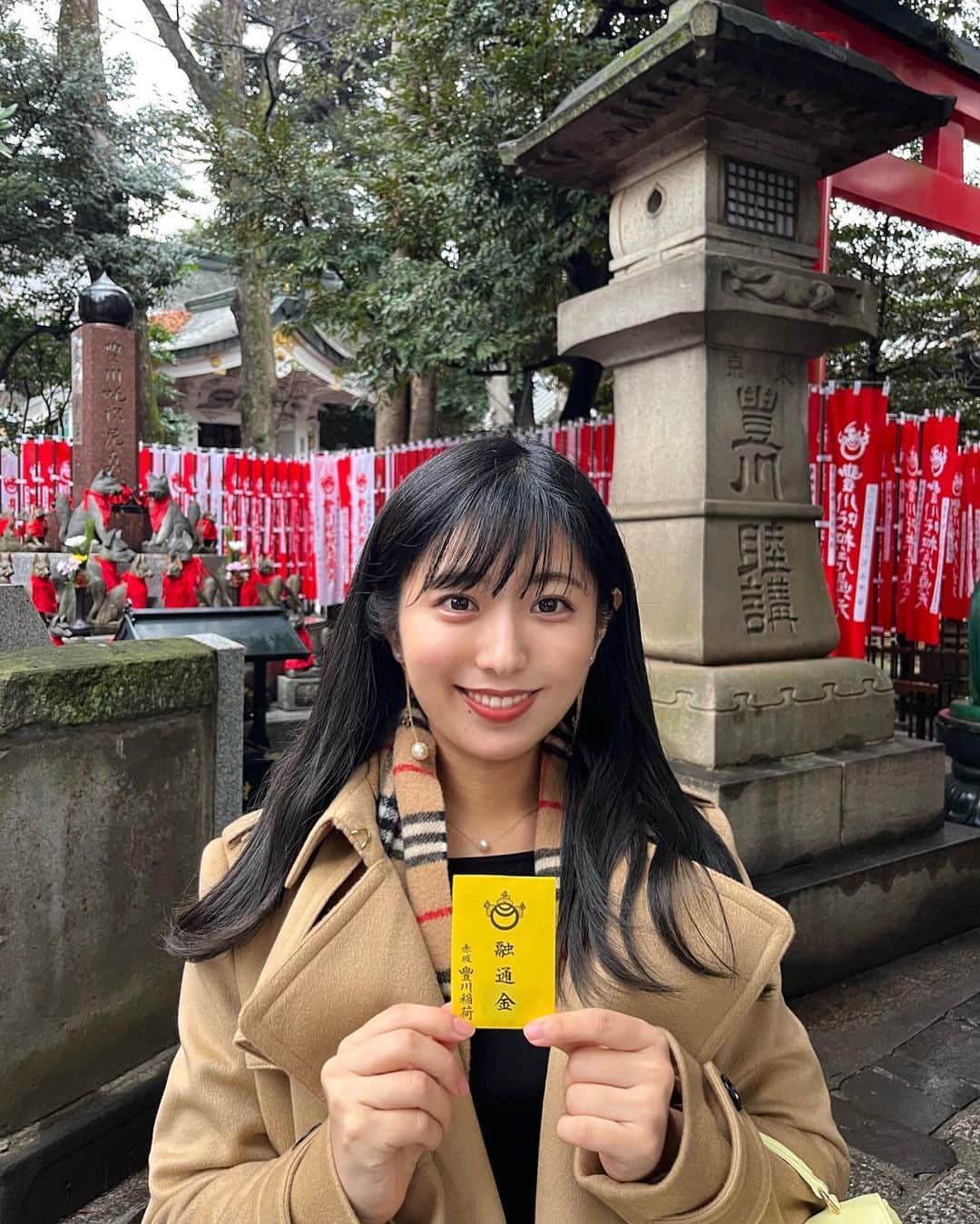 のインスタグラム：「🦊  今年も #豊川稲荷 🙏 おみくじによると、、、  “新たな成長と飛躍の予感”  人の力に頼らず甘えず、自分の力で 道を切り拓いていこうと言う気持ちが大切。 苦手なことからも逃げず 克服するよう心がければ 大きな成長が実感できる。  とのことなので 積極的に苦手なことにも挑戦して 言葉通り飛躍の1年にします🔥  #初詣 #芸事の神様」