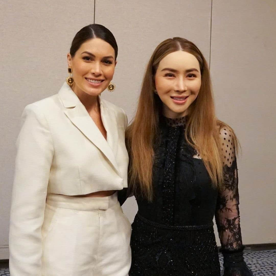 María Gabriela Isler Moralesのインスタグラム：「Los directores nacionales de @missuniverse ✨ tuvieron la oportunidad de estar presentes en un espacio de trabajo con el equipo del certamen y sus nuevos integrantes 👥 para revisar los planes de acción y futuros proyectos.   Nuestra directora de comunicaciones y formación @gabrielaisler tuvo el honor de conocer a @annejkn.official 👑, la nueva dueña de la organización; así como de reencontrarse con @tawn_c, actual líder creativo del #MissUniverse 🙌🏻.   Escuchar la visión de futuro de Khun Anne fue simplemente un acelerador de inspiración y motivación para Gabriela Isler 💛. “Como directora y ex Miss Universo me llena de ilusión que la organización esté presidida por alguien que tiene en mente la estrategia del negocio y la pasión suficiente para llevarlo al siguiente nivel en todos sus aspectos” 👏🏻.   Desde #MissVenezuela nos sentimos muy orgullosos de que nuestra directora nos siga representando internacionalmente 🇻🇪 y que sea la vocera de una corporación de belleza que inspira 💖.   👗 Estilista de moda: @claudiafashions」