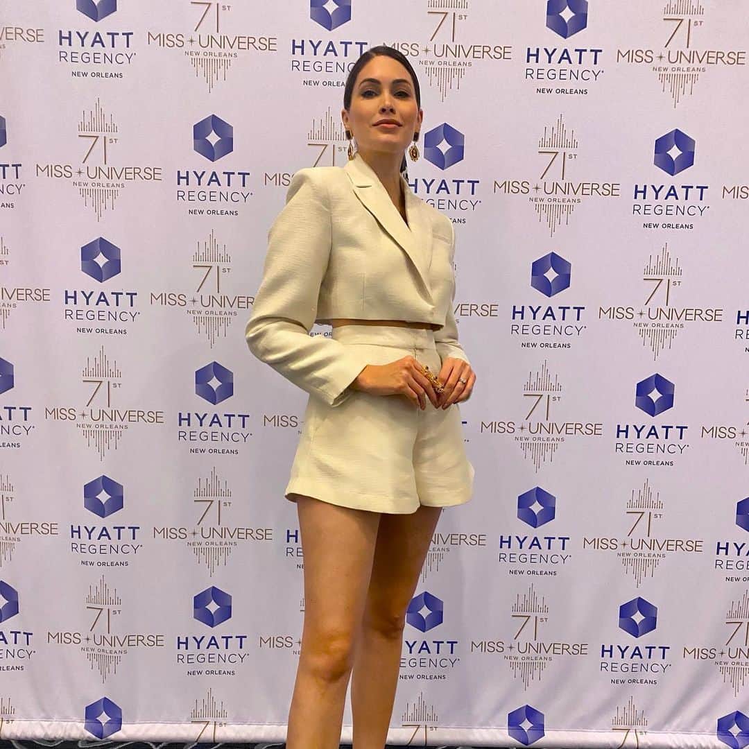 María Gabriela Isler Moralesさんのインスタグラム写真 - (María Gabriela Isler MoralesInstagram)「Los directores nacionales de @missuniverse ✨ tuvieron la oportunidad de estar presentes en un espacio de trabajo con el equipo del certamen y sus nuevos integrantes 👥 para revisar los planes de acción y futuros proyectos.   Nuestra directora de comunicaciones y formación @gabrielaisler tuvo el honor de conocer a @annejkn.official 👑, la nueva dueña de la organización; así como de reencontrarse con @tawn_c, actual líder creativo del #MissUniverse 🙌🏻.   Escuchar la visión de futuro de Khun Anne fue simplemente un acelerador de inspiración y motivación para Gabriela Isler 💛. “Como directora y ex Miss Universo me llena de ilusión que la organización esté presidida por alguien que tiene en mente la estrategia del negocio y la pasión suficiente para llevarlo al siguiente nivel en todos sus aspectos” 👏🏻.   Desde #MissVenezuela nos sentimos muy orgullosos de que nuestra directora nos siga representando internacionalmente 🇻🇪 y que sea la vocera de una corporación de belleza que inspira 💖.   👗 Estilista de moda: @claudiafashions」1月15日 1時39分 - gabrielaisler