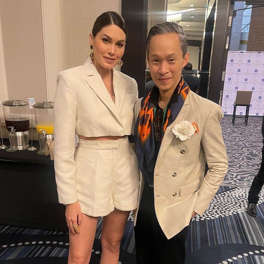 María Gabriela Isler Moralesさんのインスタグラム写真 - (María Gabriela Isler MoralesInstagram)「Los directores nacionales de @missuniverse ✨ tuvieron la oportunidad de estar presentes en un espacio de trabajo con el equipo del certamen y sus nuevos integrantes 👥 para revisar los planes de acción y futuros proyectos.   Nuestra directora de comunicaciones y formación @gabrielaisler tuvo el honor de conocer a @annejkn.official 👑, la nueva dueña de la organización; así como de reencontrarse con @tawn_c, actual líder creativo del #MissUniverse 🙌🏻.   Escuchar la visión de futuro de Khun Anne fue simplemente un acelerador de inspiración y motivación para Gabriela Isler 💛. “Como directora y ex Miss Universo me llena de ilusión que la organización esté presidida por alguien que tiene en mente la estrategia del negocio y la pasión suficiente para llevarlo al siguiente nivel en todos sus aspectos” 👏🏻.   Desde #MissVenezuela nos sentimos muy orgullosos de que nuestra directora nos siga representando internacionalmente 🇻🇪 y que sea la vocera de una corporación de belleza que inspira 💖.   👗 Estilista de moda: @claudiafashions」1月15日 1時39分 - gabrielaisler