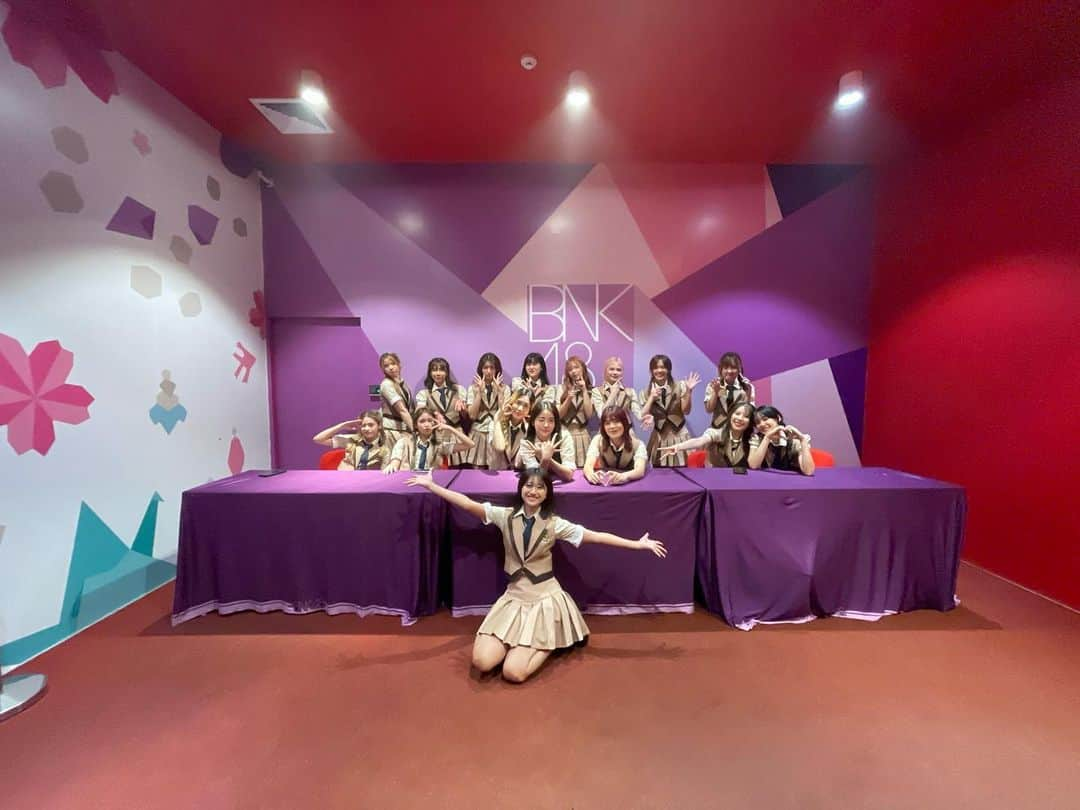 大久保美織のインスタグラム：「Bye bye theater @The Mall Bangkapi 👋😎 ขอบคุณ team BIII ทั้ง @pun.bnk48official era และ @hoop.bnk48official era นะคะ  ขอฝากติดตาม BIII hoop era ต่อด้วยนะคะ~~~ Bye Bye Theater @The Mall Bangkapi 👋😎 Thanks to BIII for both pun era and hoop era! Please continue support hoop era team B3🙇‍♀️ バイバイ、劇場@ザ・モール・バンカピ👋😎 punチームB3、hoopチームB3の両方の BIII、ありがとう！ hoop チームB3をこれからもよろしくお願いします🙇‍♀️  p.s. ทุกคนเรียกยังไงคะ team B3 pun era, team B3 hoop era? 555 ปกติที่ญี่ปุ่นเรียกว่า pun teamBIII hoop team BIII...😅 #BNK48 #MioriBNK48 #大久保美織 #Miichan #BNK48teamBIII」