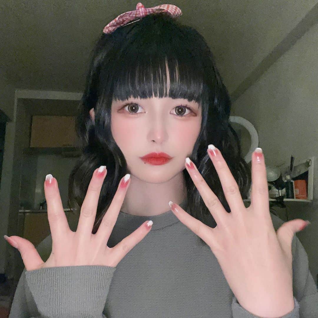 甘夏ゆずのインスタグラム：「撮影に向けて、ちゃんももプロデュースのミーツェネイルさんに( ᐡᴗ ̫ ᴗᐡ)♡♡ チークネイル×マグネットで可愛くしてもらいました！🧲🍕❤️ 今回もありがとうございましゅ🫶✨✨  .  #ネイル #ジェルネイル #チークネイル #黒髪 #黒髪女子 #ボブヘアアレンジ #ボブアレンジ #ボブ #ぱっつん #ぱっつん前髪 #アイドル #自撮り  #make #japanesegirl #fashion #kawaii #kawaiigirl #kawaiifashion #일상　#데일리　#셀스타그램　#셀카　#셀스타그램　#셀피　#뷰티 #뷰티스타그램 #메이크업」