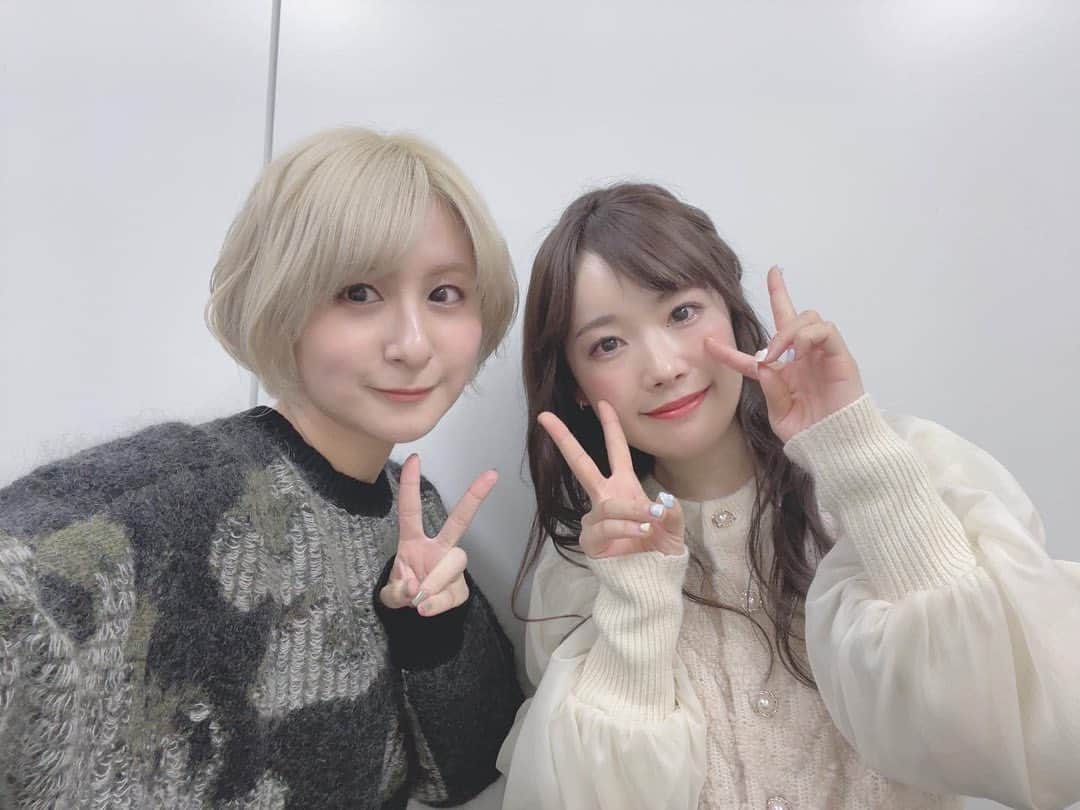 吉田有里のインスタグラム：「き、緊張してたけど、楽しかった〜😭💕！ ⁡ 直田せんせいのイベントに ゲストでお邪魔させていただきました…！ ⁡ すごく暖かなお客さんばっかりで のびのびのびおしゃべりさせていただきました！ るーむめいとの皆様、 本当にありがとうございました😫🫶嫌われてないといいなぁ〜 ⁡ 直田せんせい面白くて可愛い人だなぁ〜 素敵なイベントにお邪魔できて幸せでした！ ⁡ 密偵の皆様もありがとう😎 皆さんの笑顔ですごく落ち着きましたよ…！ ⁡ ⁡いつか#がばチャン にもほんと来てほしい〜〜 ⁡ ご飯の約束をしましたゆえ、、、(ビジネス行きましょうじゃないといいなぁ〜) ⁡ #直田姫奈 さん #直田せんせい #ひなまるーむ #吉田有里」