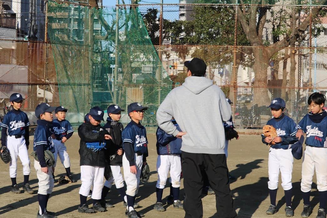 横山雄哉さんのインスタグラム写真 - (横山雄哉Instagram)「.  SIR野球教室⚾️ 今回は大阪の西ファイターズ様より依頼を受け、指導してきました🫡  子供たちの楽しむ姿をみて、 アカデミーの時を思い出した😂  西ファイターズ！ 頑張れ！  #SIR #baseball #野球教室 #西ファイターズ」1月29日 20時25分 - yuya_yokoyaaaman