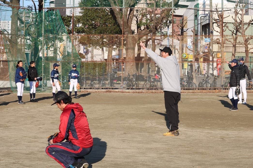 横山雄哉さんのインスタグラム写真 - (横山雄哉Instagram)「.  SIR野球教室⚾️ 今回は大阪の西ファイターズ様より依頼を受け、指導してきました🫡  子供たちの楽しむ姿をみて、 アカデミーの時を思い出した😂  西ファイターズ！ 頑張れ！  #SIR #baseball #野球教室 #西ファイターズ」1月29日 20時25分 - yuya_yokoyaaaman