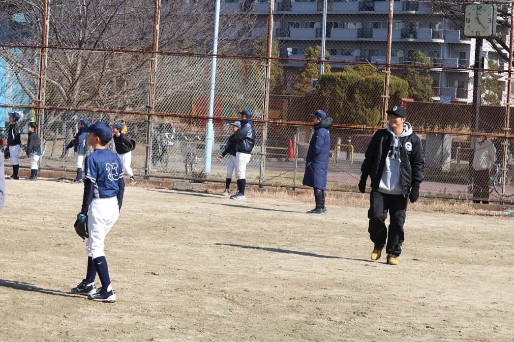 横山雄哉さんのインスタグラム写真 - (横山雄哉Instagram)「.  SIR野球教室⚾️ 今回は大阪の西ファイターズ様より依頼を受け、指導してきました🫡  子供たちの楽しむ姿をみて、 アカデミーの時を思い出した😂  西ファイターズ！ 頑張れ！  #SIR #baseball #野球教室 #西ファイターズ」1月29日 20時25分 - yuya_yokoyaaaman