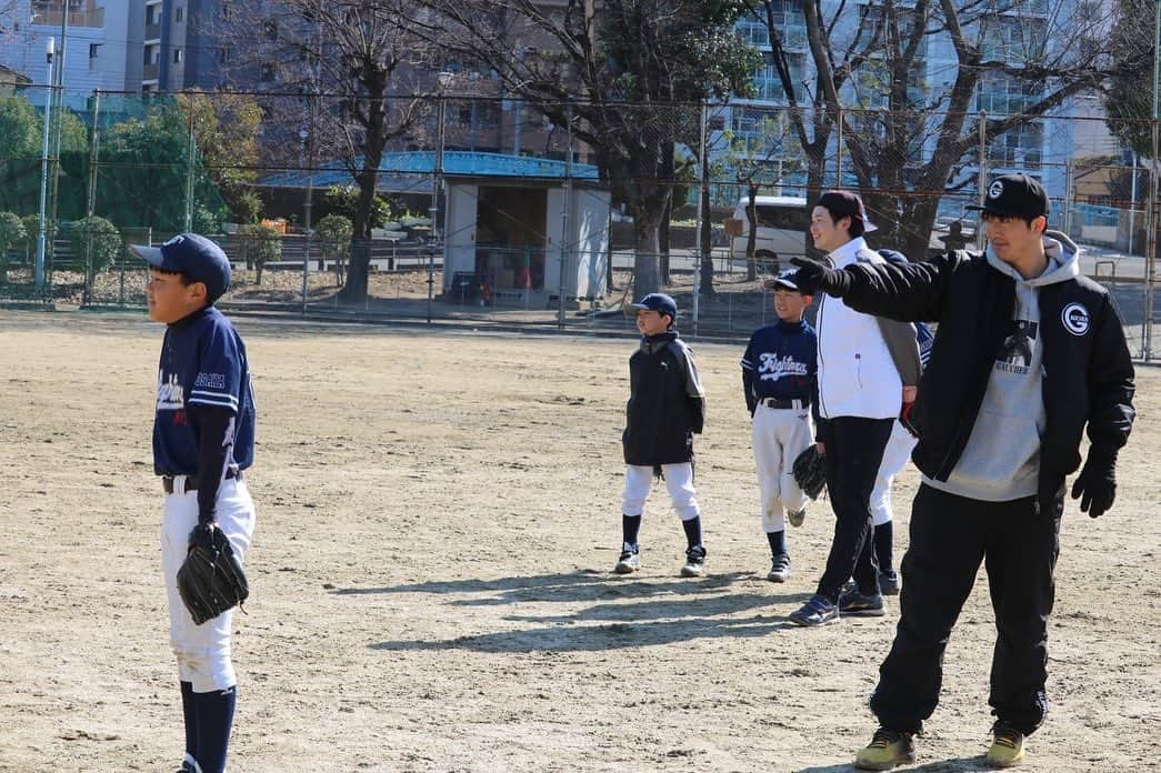 横山雄哉さんのインスタグラム写真 - (横山雄哉Instagram)「.  SIR野球教室⚾️ 今回は大阪の西ファイターズ様より依頼を受け、指導してきました🫡  子供たちの楽しむ姿をみて、 アカデミーの時を思い出した😂  西ファイターズ！ 頑張れ！  #SIR #baseball #野球教室 #西ファイターズ」1月29日 20時25分 - yuya_yokoyaaaman