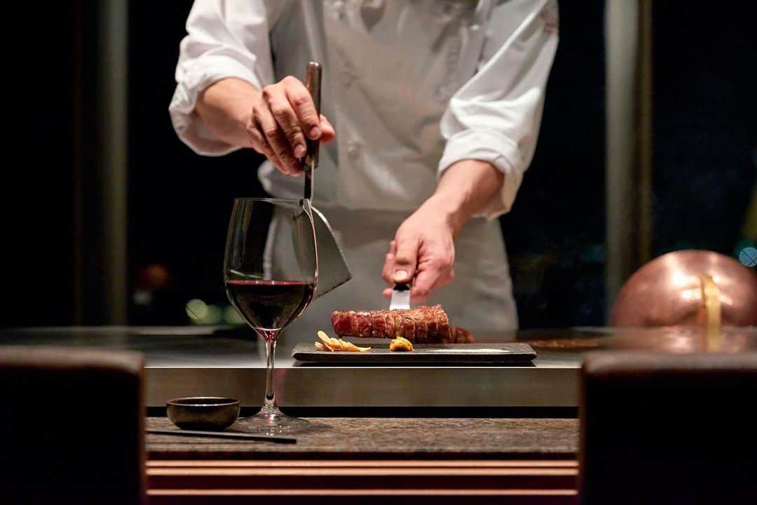 ［公式］オリエンタルホテル神戸・旧居留地さんのインスタグラム写真 - (［公式］オリエンタルホテル神戸・旧居留地Instagram)「[ 29の日 ]🥩  Steak house Medium Rareにて毎月29日に、 この日だけの特別なコース料理でお迎えしている 「29の日」。  2月の29の日は、2月9日に開催いたします。  神戸牛、近江牛、米沢牛といった 日本を代表するブランド牛や、 雲丹、キャビア、鮑などの至福の食材を、 この日だけの特別な価格でお楽しみいただけます。  是非この機会に世界中で愛される 日本のブランド牛をご堪能ください。  ＿＿＿＿＿＿＿＿＿＿＿＿＿＿＿＿＿＿＿＿＿＿＿＿  [ 店舗 ] 17F 「Steak house Medium Rare」 [ 営業時間 ] 17:00~22:00 (20:30 L.O.)  Webご予約はストーリーズハイライト 「Niku no Hi」へ。  [ お料理内容一例 ] ＊1月29日の内容です。内容は毎月変更となります。  🥩12900yenコース 松阪牛　キャビア 米沢牛　炙り寿司 香住蟹　いくら ダブルコンソメ 焼野菜 近江牛　すきやき 酢橘素麺 蝦夷あわび 神戸牛 〆 デザート  🥩20900yenコース 松阪牛　キャビア 米沢牛　炙り寿司 香住蟹　いくら 黒毛和牛フィレサンド オマール海老 神戸牛　胡瓜　茗荷 近江牛　すき焼き 酢橘素麺 蝦夷あわび 神戸牛 〆 デザート  ＿＿＿＿＿＿＿＿＿＿＿＿＿＿＿＿＿＿＿＿＿＿＿＿  #orientalhotelkobe #SteakhouseMediumRare #29の日」1月29日 20時22分 - oriental.hotel.kobe