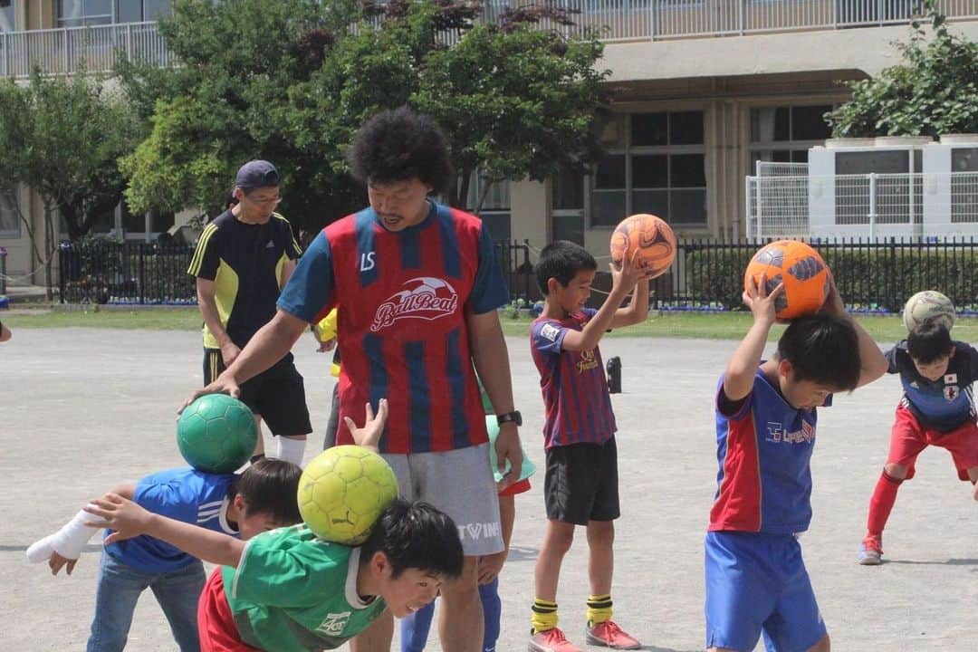 横田陽介のインスタグラム：「【今後の活動】 今年こそコロナ禍脱出！たくさんの現場に行きたい！ そんな事で、特に「子どもたち」のいる場所になるべく多く行きたいと思ってます。  今までも各地のサッカークラブや学童施設などの訪問クリニック、夢先生、そしておはスタやコロコロなどありましたが、今後は更にたくさんの子どもに会ってボールを蹴る楽しさを伝えたいと思ってます。  本当うずうずしてますので、お誘い頂ければどこでも行きます！ 興味ある方やお知り合いが居れば、是非ご連絡ください！ #フリースタイルフットボール」