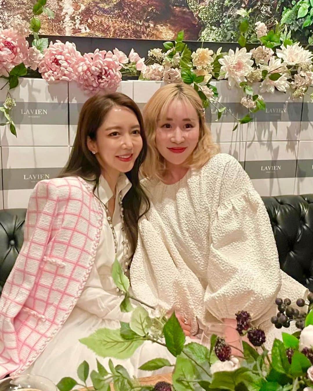 shihoのインスタグラム：「@pinksecret85 🎀  写真よりもなによりも 実物の可愛さがやばかった。  実際の彼女はこんなに美しいのに お茶目で気さく🥹💕あったら 更にもっともっと大好きになりました💕  私も初めて会った人にこんな風に思われたいなぁと まさに思う方でした✨✨  他撮りは全部iPhone外カメなんだけど 彼女のの美しさ、 肌の綺麗さやばくないですか？  隣に並んではいけないレベルでしたが💦 お話もできてとっても貴重で 最高な時間を過ごせたことに感謝します💖  @yeps_official  @lavien_japan  @lavien_official  . . . . #LAVIEN#スキンケア#韓国コスメ#コスメ#美容」