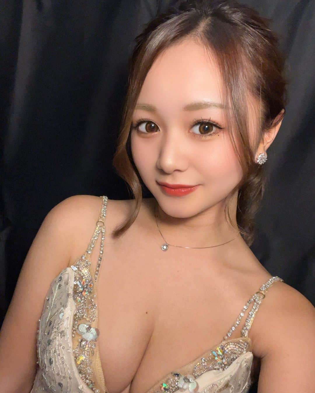 あゆぽよのインスタグラム：「☺️  撮影し直してもらった😊  そしたら見事盛れて写真詐欺の完成したので 投稿楽しみにしておいてください❣️  そして久々にポニーテールした🎀  #錦 #錦キャバ嬢 #名古屋 #名古屋観光 #サロンドゴールド #ドレス #ロングドレス #ポニーテール」