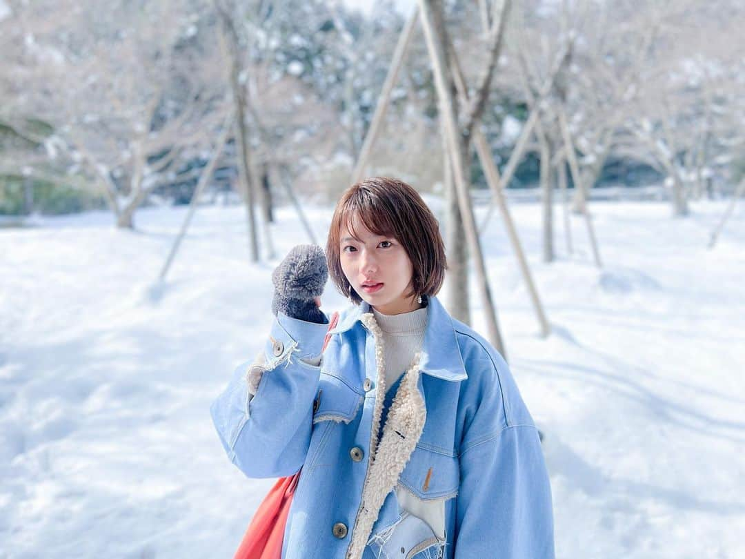 搗宮姫奈さんのインスタグラム写真 - (搗宮姫奈Instagram)「ゆき。毎年必ず行く椿大社に行きました。🥺（雪で神社見えない）  本宮は導きの神様、猿田彦大神をお祀りされていて、 別宮は芸能の神様、天之鈿女命をお祀りされています。  高校3年生の春、自分の進路に悩んでいた時にまさに導かれるようにここにきました！🥺  その直後、良いご縁があり役者という道がひらけたのです。 偶然なのか必然なのか、、、まーわかりませんが 私はここが好きって事でっす！🥺🥺🥺🥺  #ひめ旅日記 #女優　#搗宮姫奈　#三重　#神社　#服好き　#ショートヘア　#ショートヘアアレンジ　#ボーイッシュ　#雪　#japanesegirl #japaneseactor #japaneseactress #tokyo #japan」1月29日 20時35分 - himenachaaaaan