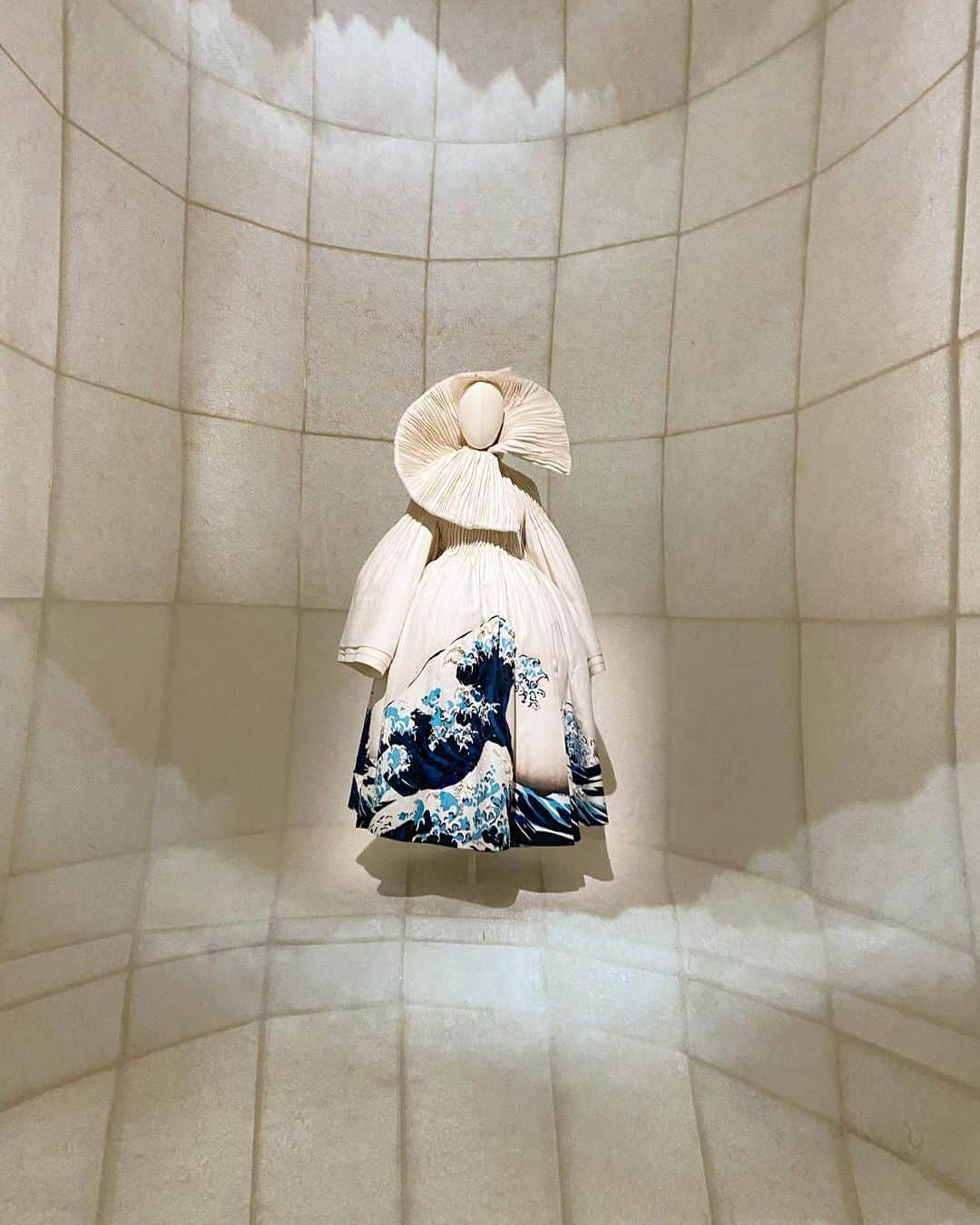 小川奏さんのインスタグラム写真 - (小川奏Instagram)「⁡#奏museum  ⁡ ⁡ 幸せ空間でした♪ ⁡ 何度でも行きたくなる企画展 次の予定も立てました！ ⁡ Diorと日本の関係… より深く調べてみたいな✊🏻  #dior展 #レディディオール ##dior #ミディアムヘア #美術館 #東京都現代美術館 #ディオール #クリスチャンディオール #クリスチャンディオール夢のクチュリエ展 #美術館巡り #art」1月29日 20時35分 - kana_missg2020