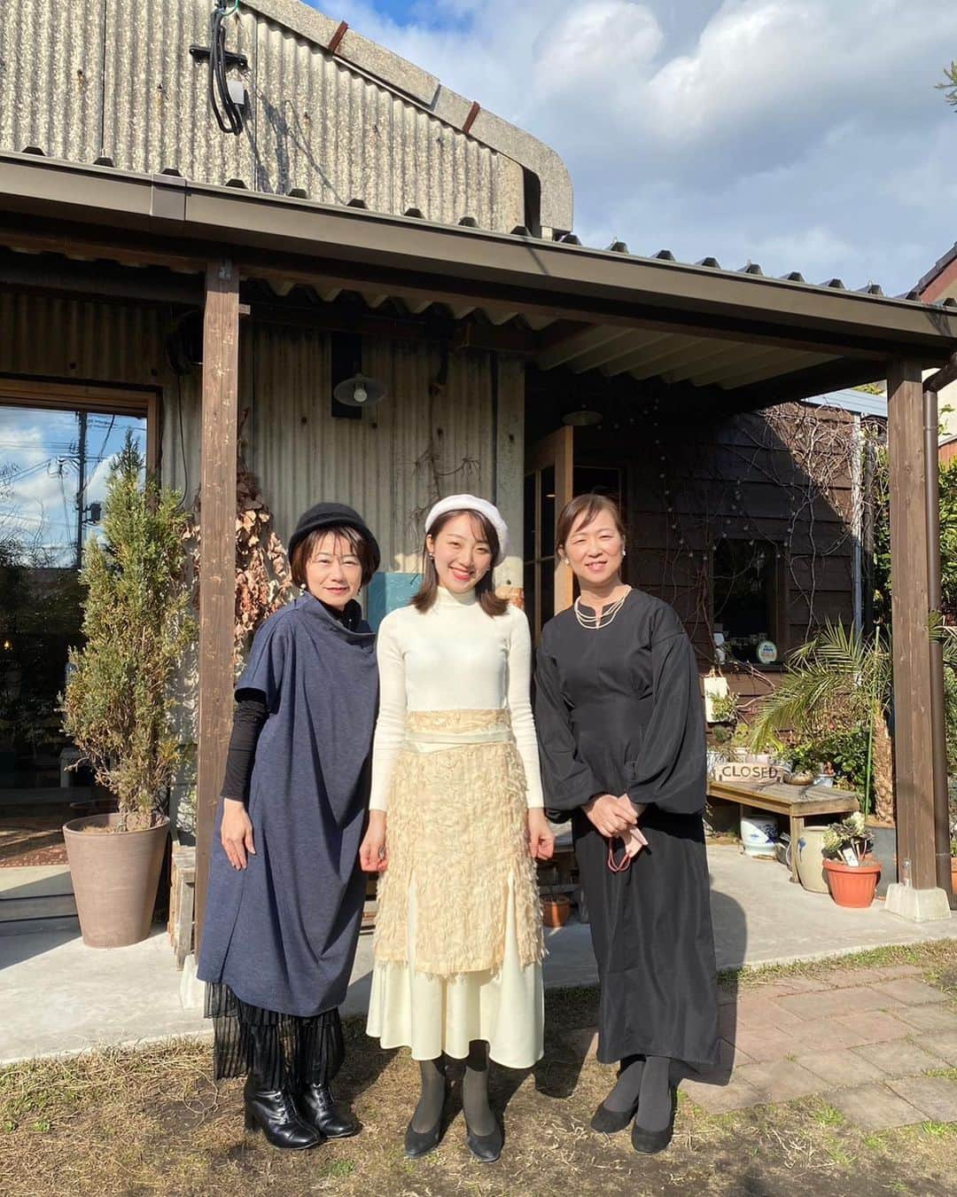 美川愛実のインスタグラム：「ラスガーデンで春を待つ朗読会❄️  去年の夏の以来2回目の開催でした✨ 朗読家・司会者の浜本麗歌さんと、ラジオパーソナリティ、ナレーター、ラスガーデンのオーナーでもある蔵屋 留美子さんと。  浜本さんの表現に圧倒され、蔵屋さんの声の幅広さに引き込まれて、 私も観客としても楽しんでしまいました😁音楽やライトの演出もこだわってくださり、本当にありがとうございます。  遊びに来てくださるみなさまの存在でその場でチャレンジ&色々表現を試して読んでみたくなりました！ また前回とは違った朗読の冒険をさせていただきました。  お越しいただいたみなさま、お声かけくださったみなさまありがとうございました✨  アンケート全部読ませていただきました。あたたかいメッセージありがとうございます。😭✨🤝  @lasgarden @reika_hamamoto」