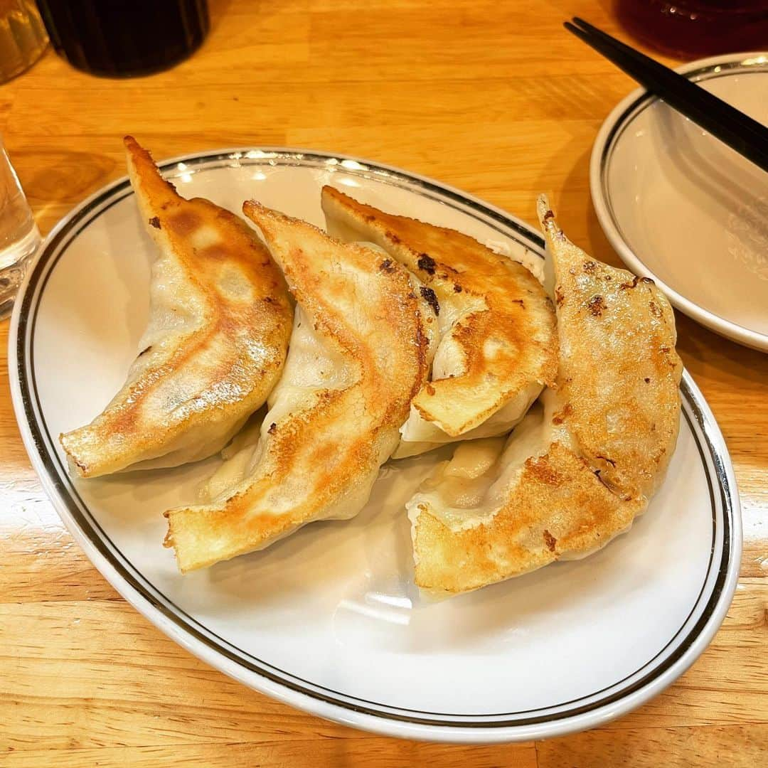 渡辺祐のインスタグラム：「上野「昇龍」 #餃子 からの雲呑麺。個人的にナイスなフロウ。それにしてもこちらのは大きいです。2個にもできたのかー。品書きはよく読みましょう。そして今年も不忍池に冬のバードを見に行く。」