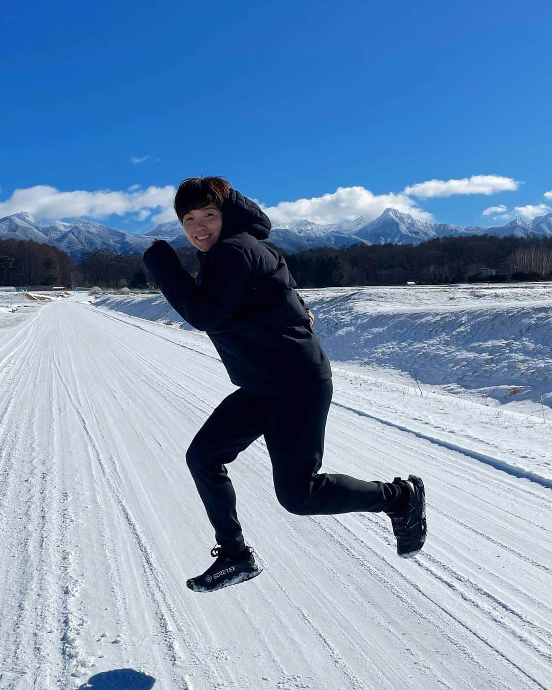 小平奈緒さんのインスタグラム写真 - (小平奈緒Instagram)「今週も駆け抜けました💨  専門学校の特別講義や、大学のシティカレッジの特別講演でお話させていただき、最後は地元Nao ice Ovalでスケート教室に参加してきました⛸  2023年の新しいスタートを切ったところで、ヘアスタイルは、いつもお世話になっている @hana.beautyhair の @hana.tanakamxx にバッチリイメチェンしていただきました🙌 前髪つくって、ハイライト&クルリンパーマしていただきました💇🏻  モード学園( @modegakuen )の学生に、イメチェン直後の私をヘアメイクをしていただき、名古屋医専( @nagoya_isen )の特別講義で講義と座談会を。 専門学校生の、学びの眼差しが凄まじく、意欲を持つエネルギー感じ、多くの刺激をいただきました。  大寒波を挟み、岐阜県の各務原市×中部学院大学のシティカレッジへ💻 各務原…読めませんでした😅でも、5通りくらいの読み方があるらしく、もはや若い子はみっぱらって言うそうです。 各務原キムチの話題を導入でお話したら、市の職員の方が講演後に汗だくになって手配してくださり、お土産に持たせてくださいました🙏  そして今日は、原村小学校スケートクラブのスケート教室へ参加してきました。お天気も快晴で、ヨチヨチスケーターから、スケートクラブの子ども達、そしてそのお母さんも！全員に声をかけることは出来なかったですが、良い空間の中、子どもたちの成長を見ることができました。 1人では全体をフォローできないので、信大OBの皆さんにもご協力いただきました。チームの知の流れが、スムーズな活動に導いてくれました。  ありがとう。 そして、心から愉しもう🙌  自分の中から「愉しい」は生まれてくる。 だから、私が動いて、私が進む🐈 心の向くままに🌱  #相澤病院 #スピードスケート #hanabeautyhair  #たなカット #モード学園 #名古屋医専 #大阪医専 #首都医校 #中部学院大学 #各務原市 #各務原キムチ #原小学校 #原村 #スケートクラブ #スケート教室 #NaoIceOval」1月29日 20時59分 - nao.kodaira