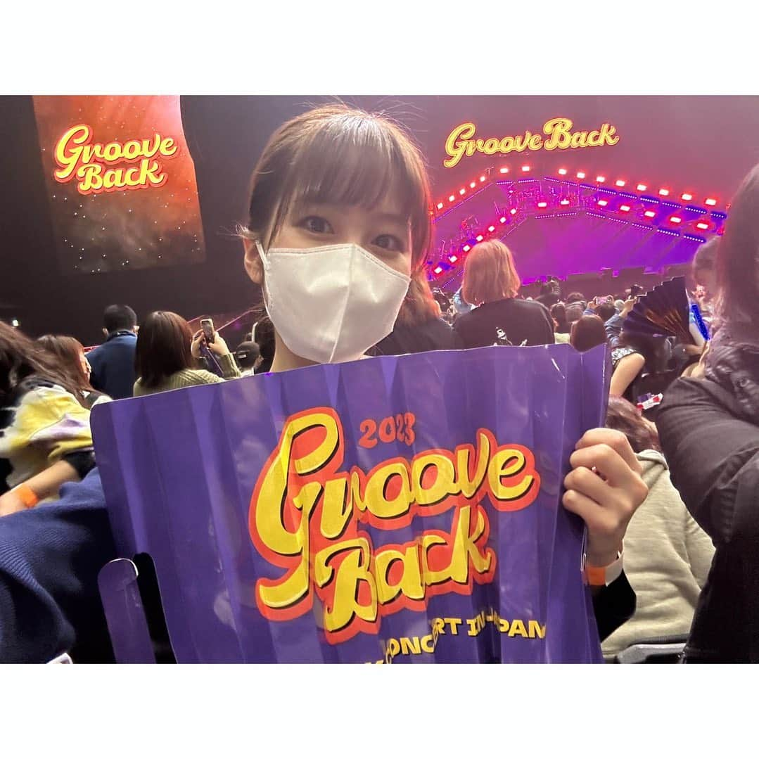 林美桜さんのインスタグラム写真 - (林美桜Instagram)「. #jypark さんのLIVE #grooveback  最高でした。 . 2時間半ノンストップで歌って踊るJ.YParkさん、私には後光がさしてみえました。神。 . 選曲も素晴らしくて J.YParkさんの曲、80年代J-POP RAINさん、WonderGirls、2AM、2PM、missA、TWICE、NiziU… JYPのアーティストの曲を聴いて育った私には刺さりすぎて🥹 JYPのアーティストはもちろんJ.YParkさんが大好きだったのねってなりました😂 . 私は母と観に行ったんですが、チラッとみるとDisco調でノリっノリ😂 色んな世代の方が全力で楽しんでいるあったかいLIVEだったなぁ☺️ そしてNiziUちゃんたちは可愛さがもう…天使🥹🫶 あまりの綺麗さにペンラ振り忘れるくらい見入ってしまいました . 最後は会場の隅々にまで挨拶されるJ.YParkさんにもうただただ感謝が溢れ😭 . 帰り道は 曲の冒頭「JYP」と囁かれている曲を聴き漁りながら帰りましたよ😘 今日は最高すぎて、長文失礼しました🙇‍♀️🙏 そしてこの後#newjeans と無事ヨントンを終えたオタク林〜（明日書きます） たぶん世界一忙しいオタクだったかもしれない今日。 #jyp#kpop」1月29日 20時52分 - miou0hayashi