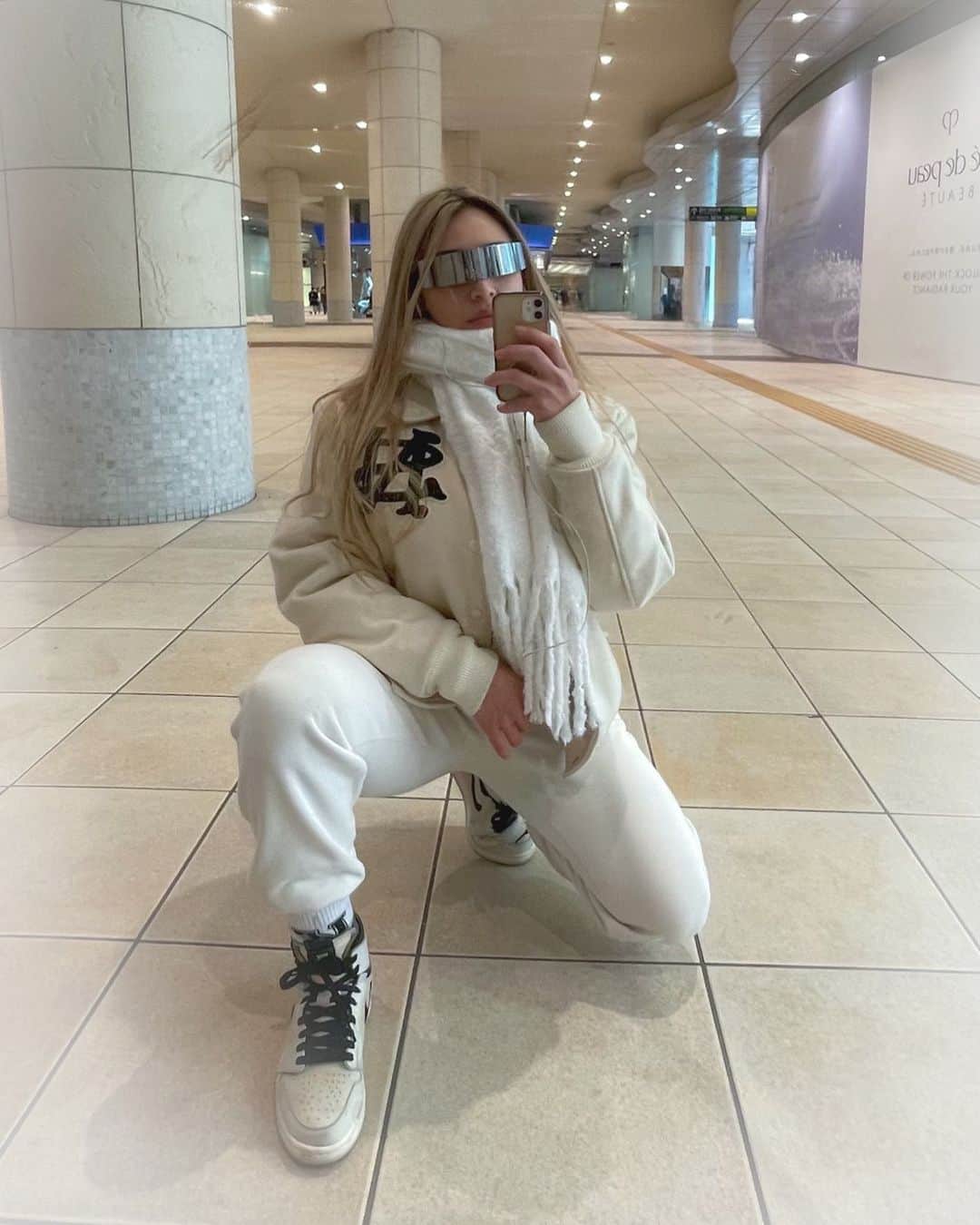 SORAのインスタグラム：「お気に入りコーデに追加のサングラス❤️  愛情は貰うものじゃなくて与えるものってよく親友と話すけど、ほんとそうだよ。愛情が深い人って本当に心地よい☺️   #tiktok  #tiktokmemes #tiktokindia #フィットネス女子 #トレーニング  #南米 #ラテン #南米ハーフ #ハーフ #ダイエット #オーガニック #自然#ファッション #ファッションコーデ  #ストリートファッション #ストリート系女子 #organic #beauty #fitnessgirl #passion #fashion #fashionstyle #bikini #fitness #training #trainingbooty #hipstergirl #healthy #healthyfood」
