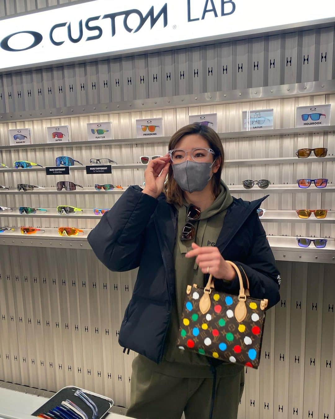 原英莉花さんのインスタグラム写真 - (原英莉花Instagram)「OAKLEY渋谷店にお邪魔しました！ 視力検査をして頂いて ずっと気になってた右眼が ちょいと乱視とのことで🙄 . プレー中以外のところで進行しないようにと 初の度入りメガネを作って頂くことに！ クリアフレームを選んでみたのだけど🙋🏼 どー？？ . . 👀は本当に大切です。 しっかり守っていかないとね😌 . . . 最後の写真は新作のサングラス🕶 限定発売だそうです！ とってもクール✔︎✔︎✔︎ . . . @oakleyjapan  @oakley  @fujiwarahiroshi」1月29日 20時57分 - warriorsmilerika_9