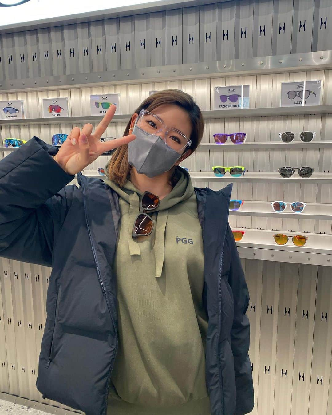 原英莉花さんのインスタグラム写真 - (原英莉花Instagram)「OAKLEY渋谷店にお邪魔しました！ 視力検査をして頂いて ずっと気になってた右眼が ちょいと乱視とのことで🙄 . プレー中以外のところで進行しないようにと 初の度入りメガネを作って頂くことに！ クリアフレームを選んでみたのだけど🙋🏼 どー？？ . . 👀は本当に大切です。 しっかり守っていかないとね😌 . . . 最後の写真は新作のサングラス🕶 限定発売だそうです！ とってもクール✔︎✔︎✔︎ . . . @oakleyjapan  @oakley  @fujiwarahiroshi」1月29日 20時57分 - warriorsmilerika_9