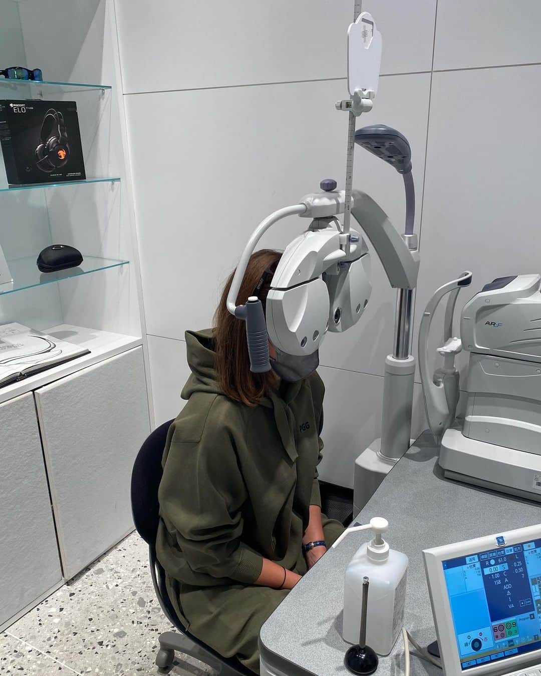 のインスタグラム：「OAKLEY渋谷店にお邪魔しました！ 視力検査をして頂いて ずっと気になってた右眼が ちょいと乱視とのことで🙄 . プレー中以外のところで進行しないようにと 初の度入りメガネを作って頂くことに！ クリアフレームを選んでみたのだけど🙋🏼 どー？？ . . 👀は本当に大切です。 しっかり守っていかないとね😌 . . . 最後の写真は新作のサングラス🕶 限定発売だそうです！ とってもクール✔︎✔︎✔︎ . . . @oakleyjapan  @oakley  @fujiwarahiroshi」