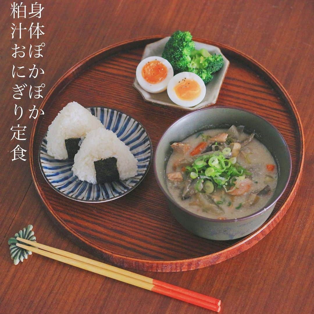 Kaori from Japanese Kitchenさんのインスタグラム写真 - (Kaori from Japanese KitchenInstagram)「身体ぽかぽか粕汁おにぎり定食。 ・ こんばんは。 この前の朝ごはん。 最近本当に本当に寒くて… 鍋か豚汁が続いていた我が家の食卓。 マンネリを感じてきていたので 気分転換に酒粕を買ってきて粕汁を大量仕込み。 寒い日の粕汁は身体の芯から温まりますね。 この前からハマってるセブンのゆで卵と 茹でブロッコリーのセットが筋トレ飯のよう笑 栄養素がギュギュっと詰まった一汁一菜でした。 ・ おやつは最近オープンした小楽園 @shorakuen_tokyo の山菓子でした。 富士山をモチーフにした美しいお菓子にうっとり。 中を切っても美しく、そして美味しい。 (断面だけiPhoneで撮影🤣 かなり雑ですみません…) 手土産にもおすすめです。 #勝手にPR 今日もお疲れ様でした☺︎ ・ 【おしながき】 小さめおにぎり 具沢山の鮭の粕汁 セブンのゆで卵と茹でブロッコリー ・ ・ 2023.1.29 Sun Today’s brunch: rice balls, salmon miso soup, boiled egg, and boiled broccoli.  ・ ・ #Japanesefood #おうちごはん  #自炊 #家庭料理  #薬膳ごはん  #washoku #和食 #朝ごはん #おにぎり #寺村光輔 #一汁一菜」1月29日 21時01分 - coco_kontasu