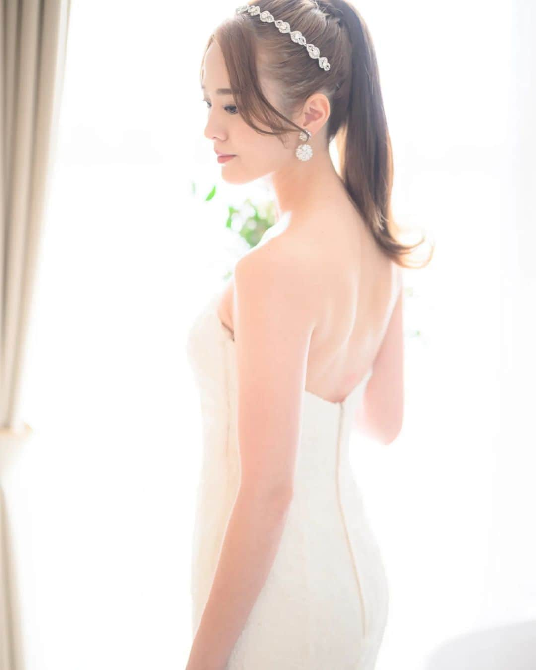 楠木杏のインスタグラム：「みなさんこんばんは✨ 今日は結婚式当日のウェディングドレスのこと♥♡  ウェディングドレス、カラードレスどちらもCOUTURE NAOCOさんで決めました！  20代前半で初めてウェディングドレスのモデルをしたとき、マーメイドラインのドレスを着せてもらってその女性らしい曲線がでる綺麗なライン、胸元のゴージャスなデザインに胸がいっぱいになったの。 だから結婚式を考えはじめたときからウェディングドレスはマーメイドラインと心に決めてたんだ～👰  このドレスをNAOCOで試着した時にこの柔らかな白、胸元だけじゃなく全面にあしらわれたビジューレース、その上長いトレーンがとっても美しい、、、😢❇️ 背中がこんなにもあくのは緊張したんだけど、背中はトレーニングしたらいいし！と思って思いきりました🤍笑  ウェディングドレス選びって本当に大変だよね。 試着も楽しさを上回る疲労もあるし、形は決めていてもどうしてもビビッ！と来るものに出会うまで探すのも、悩みすぎてヘロヘロになっちゃう。。 でもディテールを一切諦めずに探して良かったと終わった今も思うんだ☺️ だからこれからの皆さんはドレスショップの空間をたくさんを楽しんでね♥️  主人のタキシードもお気に入り！ 主人に似合う深緑をベストに入れて、真っ白ではない優しい白を選びました。 私たちはファーストミートをしたので【ひみつ🤫】ポーズの写真もお気に入りよ～🤍  写真は式場のカメラマンさん。 ふわっとした明るい写真が素敵でした🙆🧡  #wedding  #weddingdress #bridalaccessories　#mermaiddress #mermaidline #happywedding  #weddingphoto #firstmeet  #tiara #lovetiara #ラブティアラ #結婚式　#ウェディングドレス #マーメイドドレス　#マーメイドライン #ファーストミート #ひみつポーズ 　#キラキラドレス  #ロングトレーン #ロングトレーンドレス #クチュールナオコ」