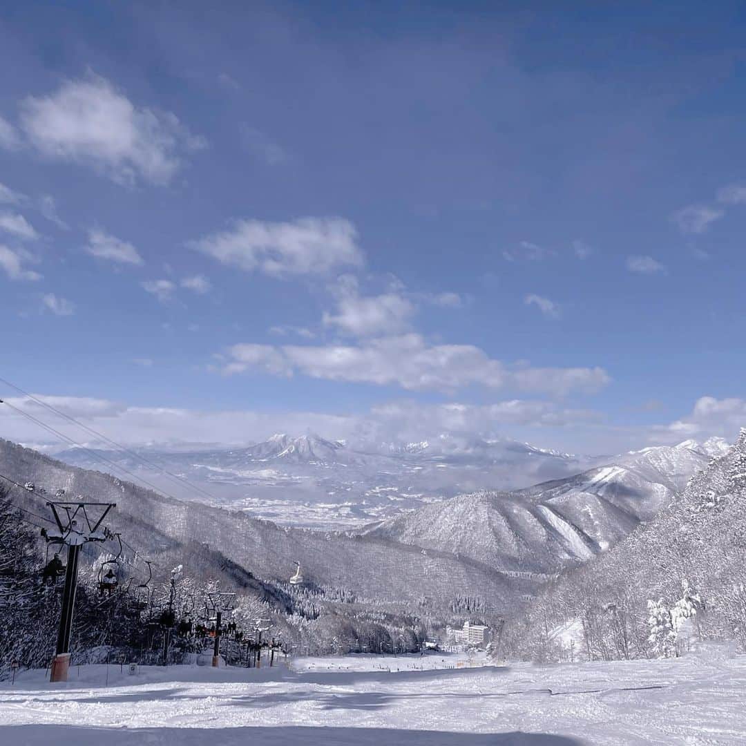 ましゅろ～のインスタグラム：「とても綺麗な景色だった✨ #長野#竜王スキーパーク #竜王 #スノボ #スノボ女子 #スノボウェア #雪山」